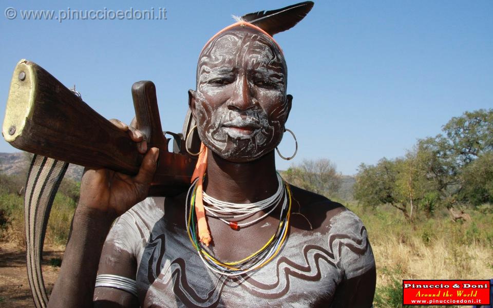 Ethiopia - Tribu etnia Mursi - 33 - Uomo con kalashnikov.jpg